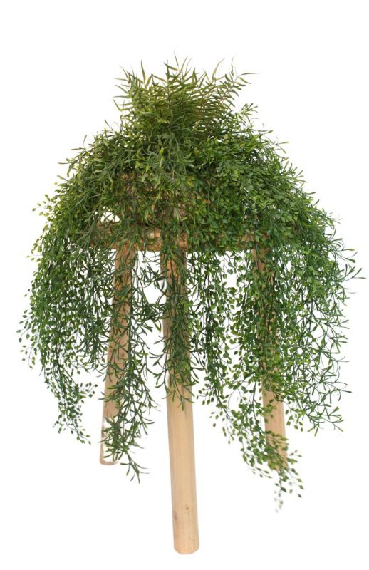 Grüne, herabhängende Kunstpflanze "Manaus Hanging Plants" auf hellem Holzgestell für die Dekoration.
